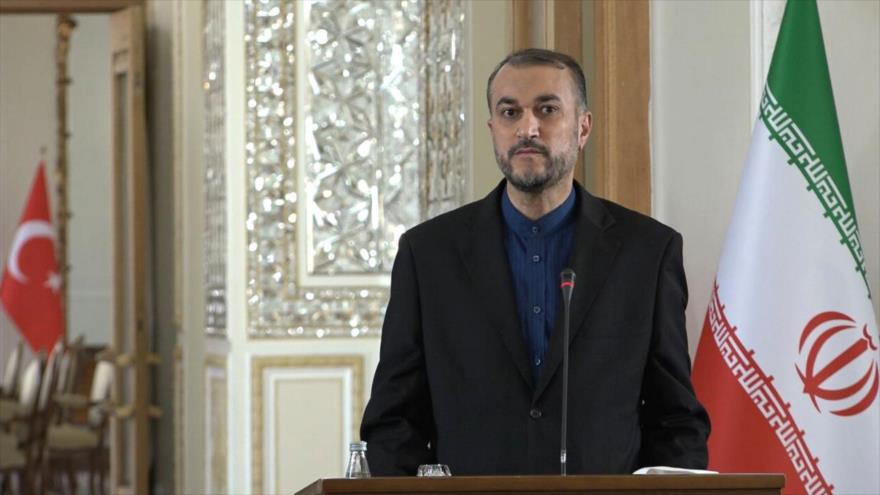 El canciller iraní, Hosein Amir Abdolahian, ofrece una rueda de prensa en Teherán, Irán.

