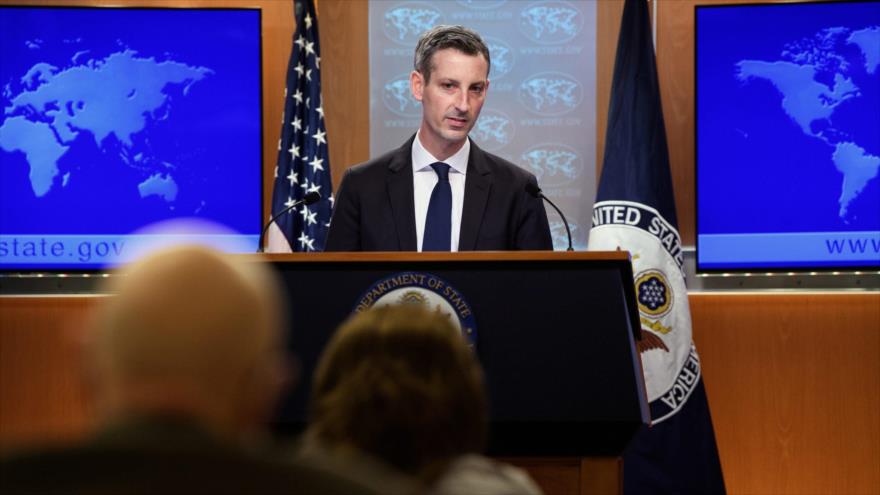 El portavoz del Departamento de Estado estadounidense, Ned Price, ofrece una rueda de prensa en Washington DC., la capital.