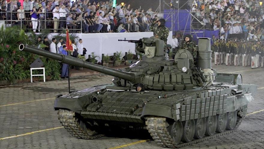 Un tanque ruso T-72 del Ejército de Nicaragua durante un desfile militar en Managua.