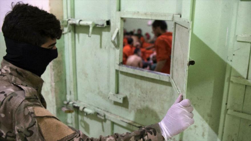 Un miembro de las FDS en la prisión de Al-Hasaka donde están encarcelados terroristas de Daesh, 26 de octubre de 2019. (Foto: AFP)