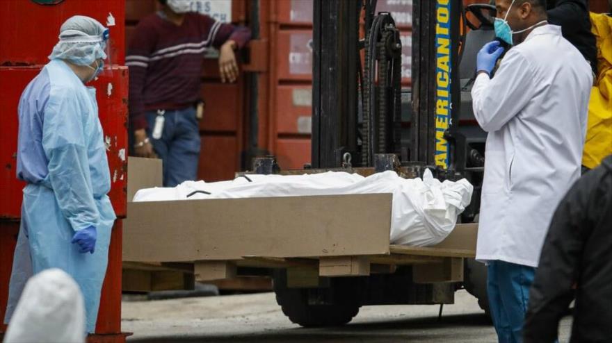 Un cuerpo envuelto en plástico en el Hospital de Brooklyn de Nueva York, 31 de marzo de 2020. (Foto: AP)