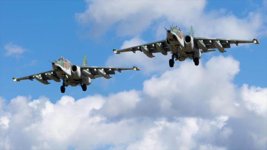 Dos cazas Sujoi Su-25 de Rusia en pleno vuelo.