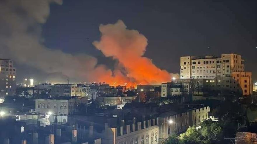 Una columna de humo se desprende de un edificio blanco de bombardeos saudíes en Saná, capital de Yemen.
