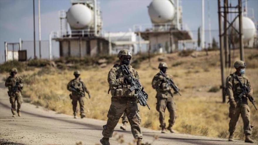 Soldados estadounidenses durante una patrulla cerca de una instalación petrolera en Al-Hasaka, Siria, 27 de octubre de 2020. (Foto: AFP)