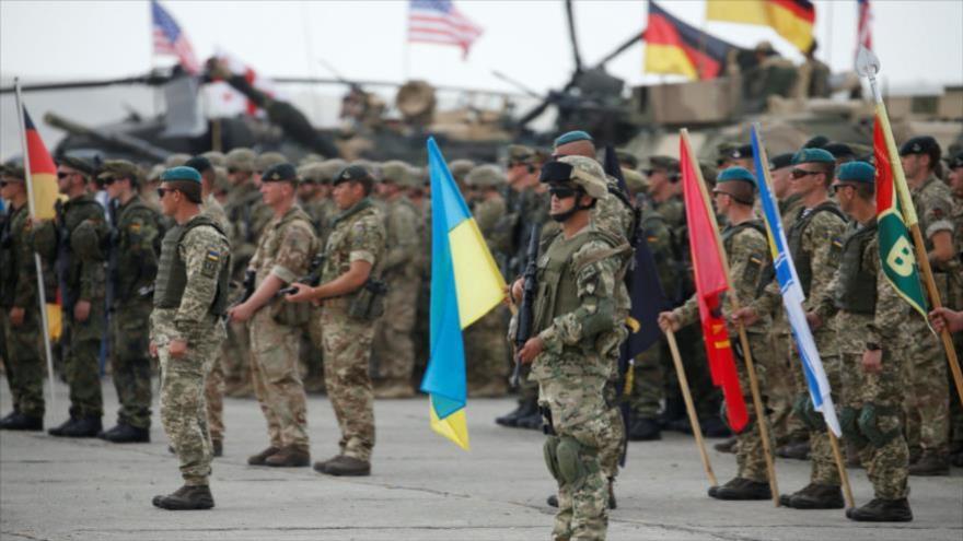 Un militar sostiene una bandera de Ucrania en los ejercicios a gran escala organizados por la OTAN en Georgia.