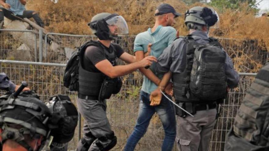 Fuerzas de seguridad israelíes detienen a un palestino durante las protestas cerca de la ciudad de Arara, 14 de mayo de 2020. (Foto: AFP)