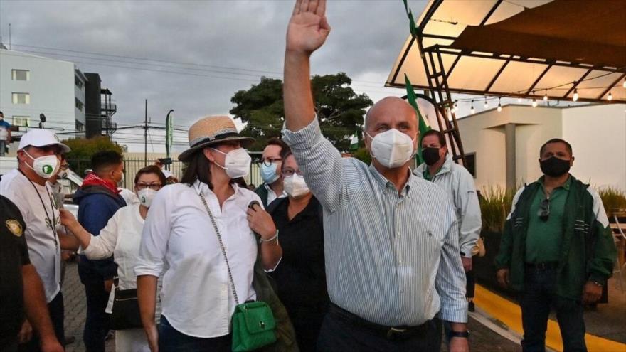 El expresidente de Costa Rica, José María Figueres, saluda a sus partidarios durante la primera ronda de las presidenciales, 6 de febrero de 2022. (Foto: AFP)