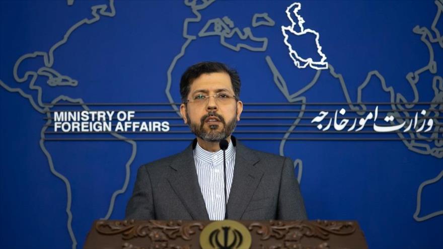 El portavoz de la Cancillería iraní, Said Jatibzade, ofrece una rueda de prensa en Teherán, la capital, 7 de febrero de 2022. (Foto: Farsnews)