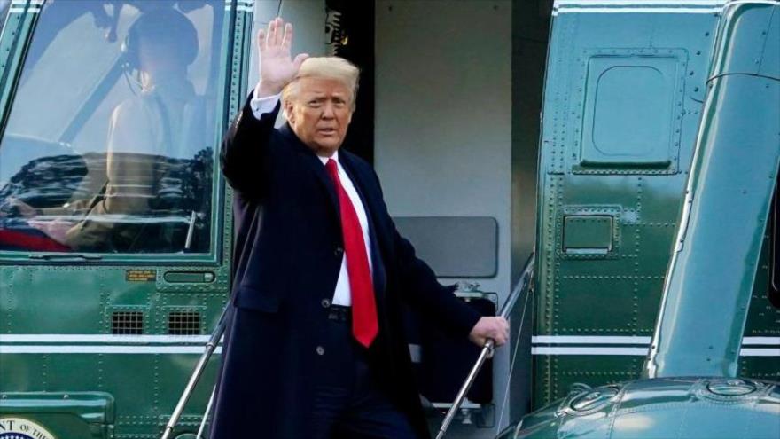 El expresidente de EE.UU. Donald Trump saluda mientras abandona la Casa Blanca rumbo a su casa Mar-a-Lago en Florida, 20 de enero de 2021. (Foto: AP)