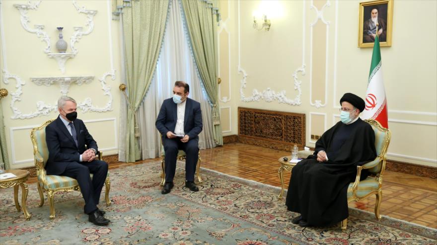El presidente persa, Seyed Ebrahim Raisi (dcha.), reunido con el ministro de Exteriores de Finlandia, Pekka Haavisto, en Teherán, 7 de febrero de 2022. (Foto: President.ir)
