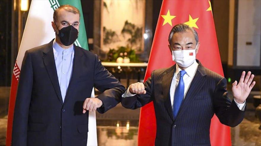 El canciller iraní, Hosein Amir Abdolahian (izda.), y su homólogo chino, Wang Yi, en Wuxi, China, 14 de enero de 2022. (Foto: Weibo)