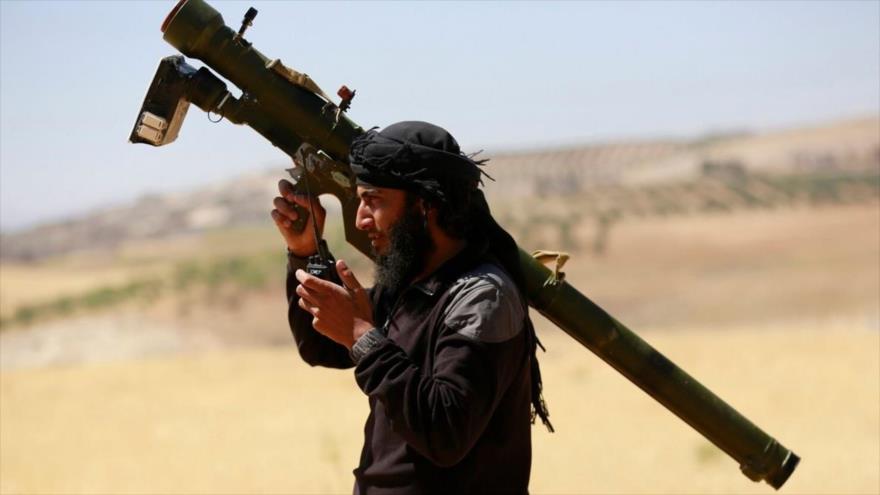 Un miembro del grupo terrorista Frente al-Nusra, rama siria de Al-Qaeda, en la provincia siria de Idlib. 