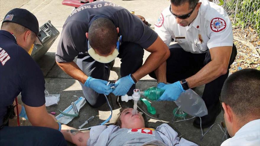 Un grupo de médicos estadounidenses asisten a una paciente a punto de morir por sobredosis.
