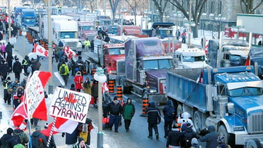 Manifestantes antivacunas bloquearon con camiones y camionetas rutas importantes en Canadá, 8 de febrero de 2022. (Foto:Reuters) 