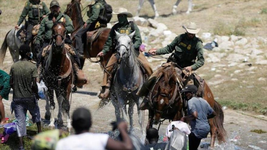 Oficiales de patrulla fronteriza de EE.UU. cortan el camino de migrantes que intentan regresar a EE.UU., 19 de septiembre de 2021. (Foto: Reuters)