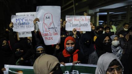 Protestan en La India contra la prohibición del uso del hiyab