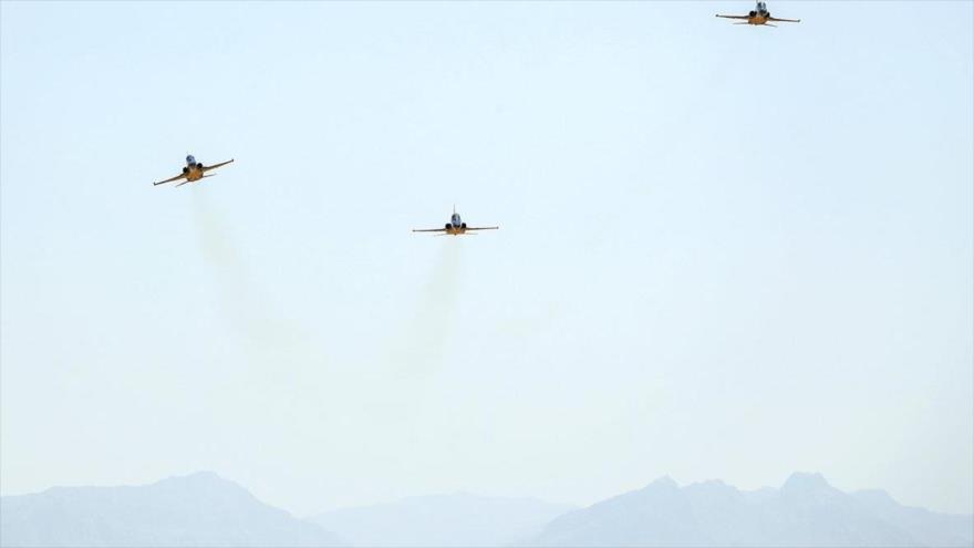 Aviones de combate de fabricación iraní Kosar, en pleno vuelo en la ciudad central de Isfahán, 25 de junio de 2020. (Foto: YJC)