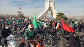 Iraníes festejan victoria de su Revolución con marchas motorizadas