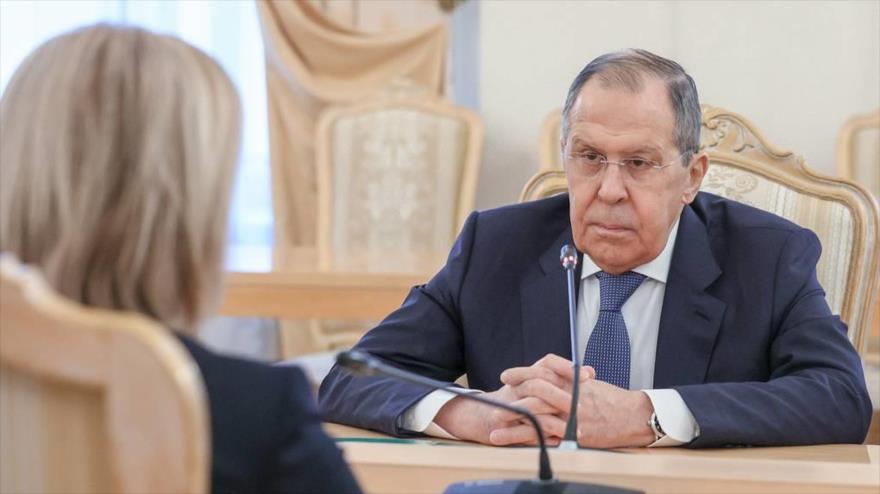 Lavrov lamenta: Londres exige retirada de tropas rusas de Rusia