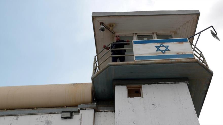 Un militar israelí vigila desde una torre de observación en la prisión de Gilboa, 6 de septiembre de 2021. (Foto: EFE)