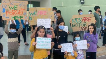 Refugiados afganos protestan en Abu Dabi contra Estados Unidos