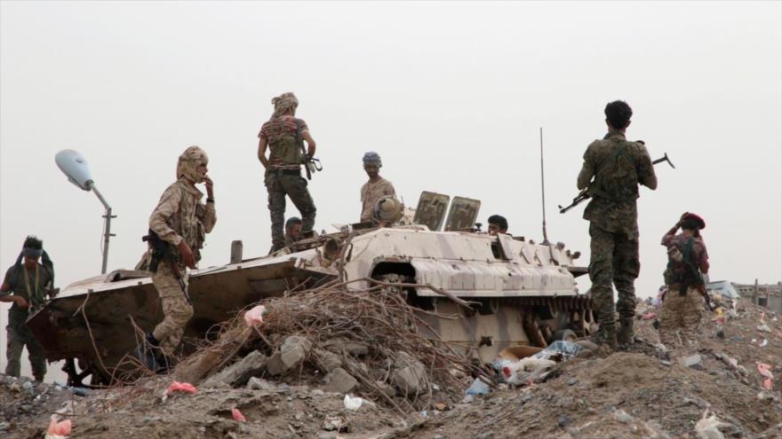 Fuerzas afiliadas a la agresión saudí se encuentran junto a un vehículo militar en Adén, sur de Yemen, 10 de agosto de 2019. (Foto: Reuters)