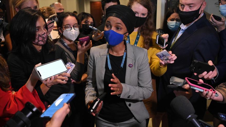 La congresista demócrata estadounidense Ilhan Omar habla con la prensa en el Capitolio, 28 de octubre de 2021. (Foto: AFP)
