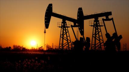 Precio de petróleo toca máximos en 7 años por pugna Rusia-Ucrania