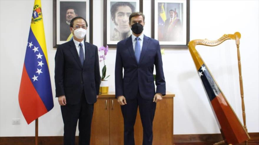 El canciller venezolano, Félix Plasencia (dcha.), se reúne con el embajador chino en Caracas, capital de Venezuela, Li Baorong, 11 de febrero de 2022. 