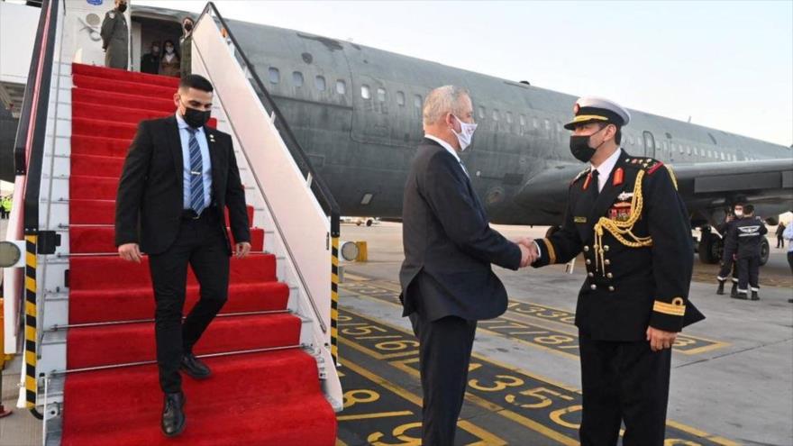 El ministro de asuntos militares israelí, Benny Gantz, es recibido por un oficial militar de Baréin, 2 de febrero de 2022. (Foto: Reuters)