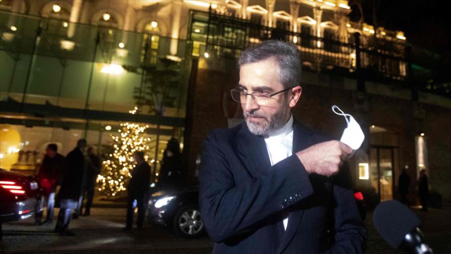 El jefe del equipo negociador de Irán, Ali Baqeri Kani, habla con los periodistas frente al hotel Palais Coburg, sede de los diálogos sobre el acuerdo nuclear en Viena (Austria), 27 de diciembre de 2021. (Foto: AFP)