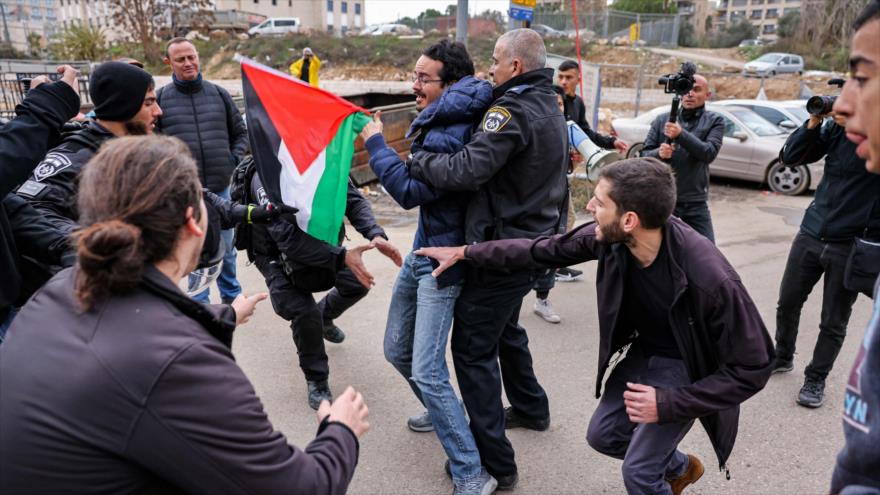 Fuerzas israelíes detienen a un hombre durante una manifestación en el barrio de Sheij Yarrah, en Al-Quds, 31 de diciembre de diciembre de 2021. (Foto: AFP)