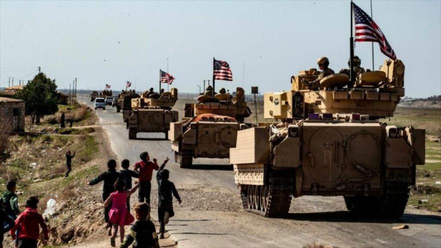 Vehículos militares del Ejército de EE.UU. patrullan en la provincia siria de Al-Hasaka, 13 de febrero de 2021. (Foto: AFP)