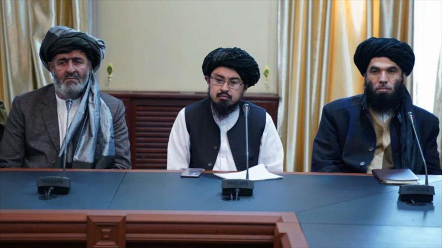 El portavoz adjunto de Talibán, Enamolá Samangani (centro), en una reunión laboral en Kabul, capital de Afganistán. 
