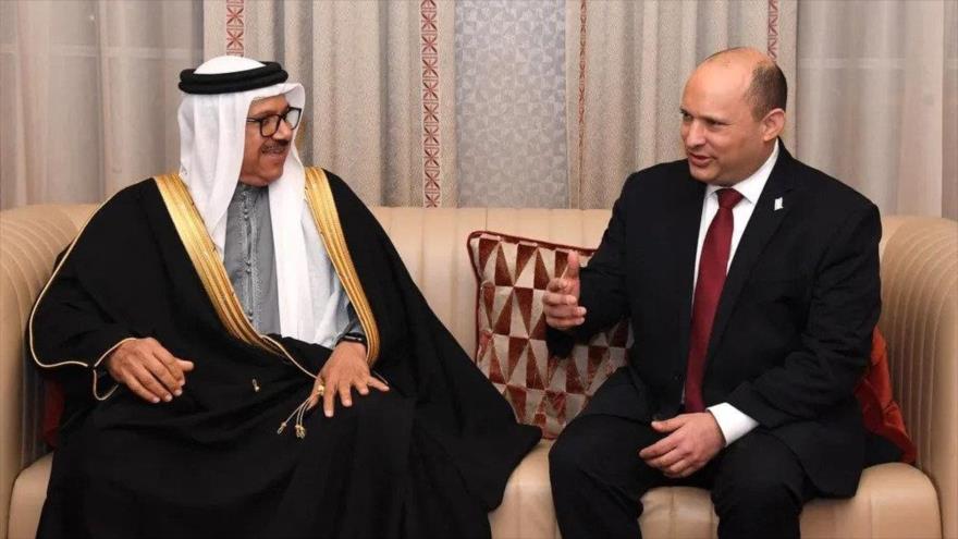 El canciller bareiní, Abdullatif bin Rashid al-Zayani (izda.), y el premier israelí, Naftali Bennett, en el aeropuerto de Manama, 14 de febrero de 2022. (Foto: AFP)