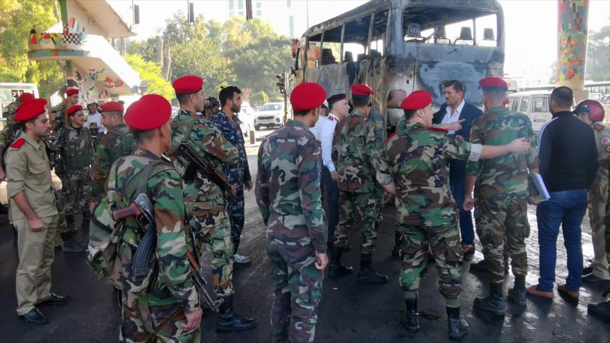 Fuerzas de seguridad sirias montan guardia tras un atentado contra un autobús del ejército en Damasco, 20 de octubre de 2021. (Foto: AFP)