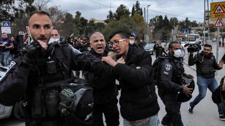 Un policía israelí detiene a un manifestante palestino en el barrio de Sheij Yarrah, en el este de Al-Quds, 31 de diciembre de 2021. (Foto: AFP)