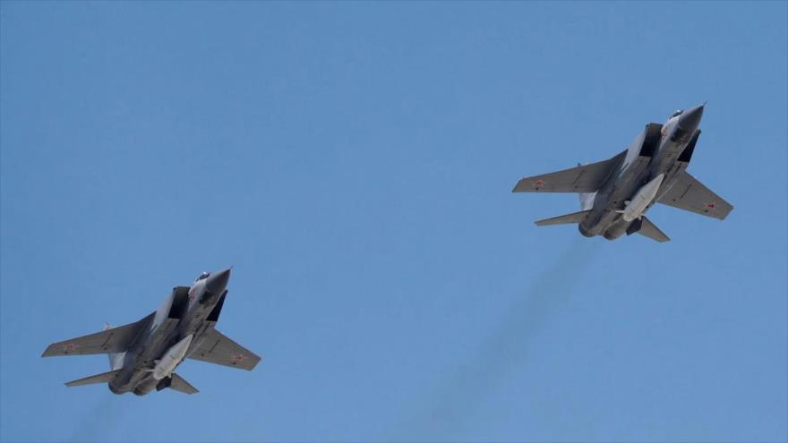 Los cazas MiG-31 rusos vuelan durante el desfile del Día de la Victoria sobre la Plaza Roja en Moscú, 9 de mayo de 2018. (Foto: Reuters)
