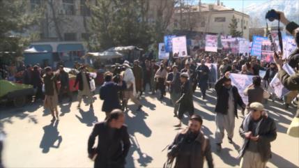 Afganos protestan por la decisión de EEUU de incautar sus fondos