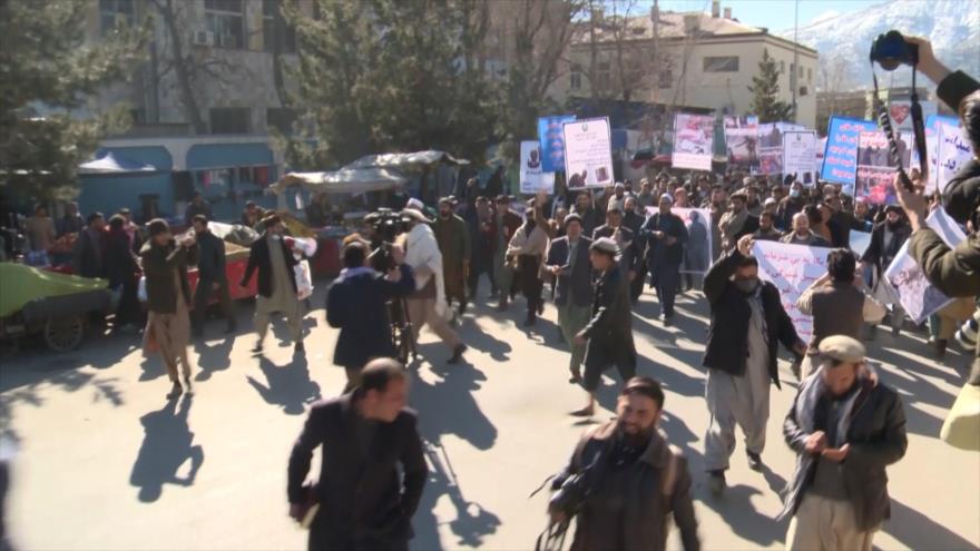 Afganos protestan por la decisión de EEUU de incautar sus fondos | HISPANTV