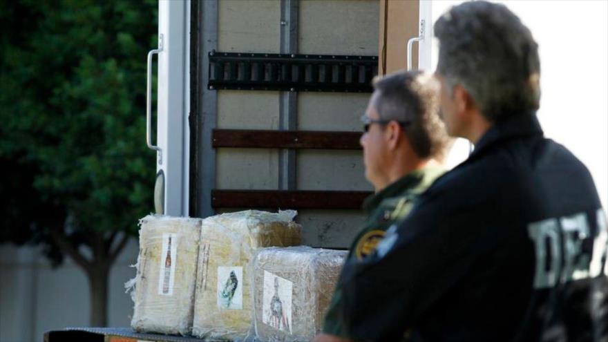 Agente de la Administración de Control de Drogas de EE.UU. y un oficial de la patrulla fronteriza incautan marihuana en Otay Mesa, California. (Foto: Reuters)