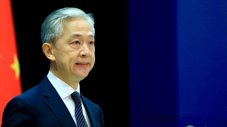El portavoz de la Cancillería de China, Wang Wenbin, en una conferencia de prensa.