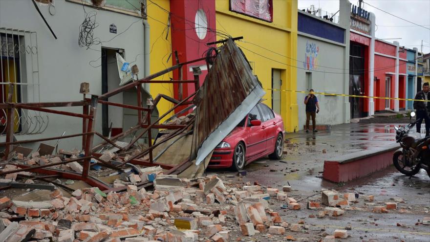 Un auto quedó bajo los escombros tras un sismo en Guatemala, 16 de febrero de 2022.