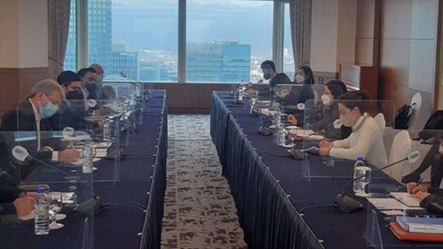 Los funcionarios iraníes y surcoreanos manteniendo conversaciones en Seúl para discutir la liberación de los fondos iraníes bloqueados en el país asiático, 16 de febrero de 2022. 