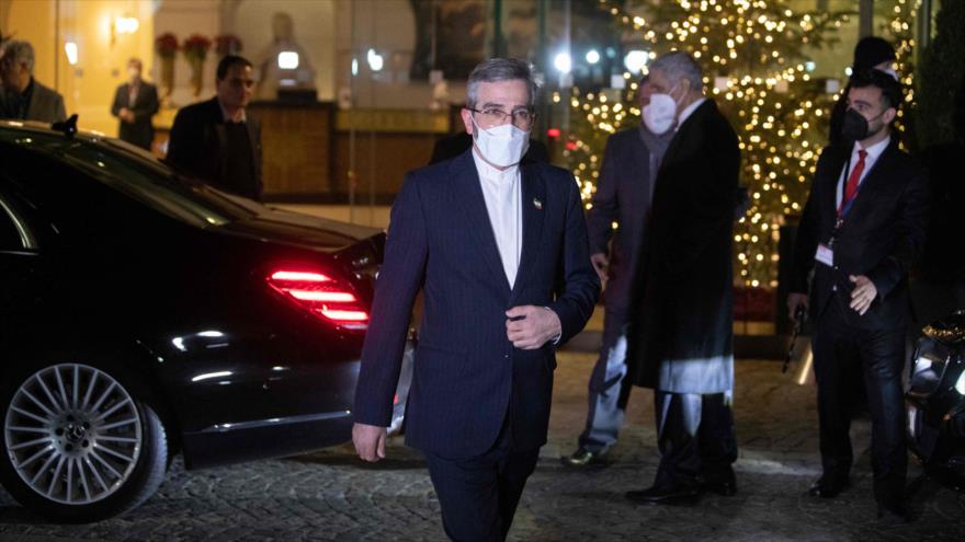 Vicecanciller iraní, Ali Baqeri Kani, frente al hotel Palais Coburg, sede de diálogos sobre PIAC en Viena (Austria), 27 de diciembre de 2021. (Foto: AFP)