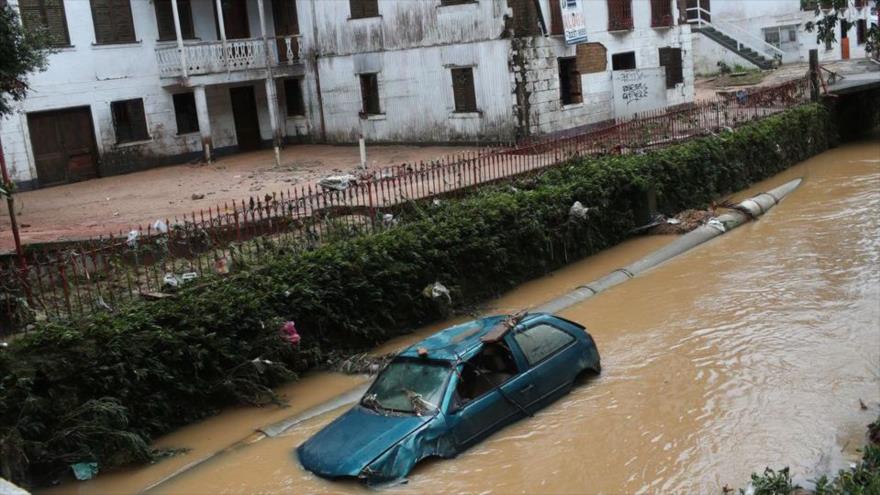 Un automóvil en un río después de lluvias torrenciales en Petrópolis, Brasil, 16 de febrero de 2022. (Foto: Reuter)
