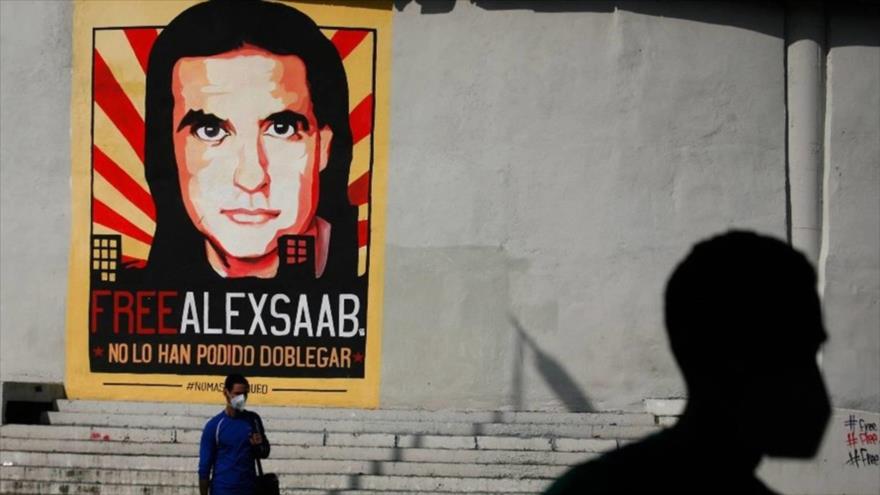 Un póster con la imagen del diplomático venezolano Alex Saab. (Foto: Getty Images)
