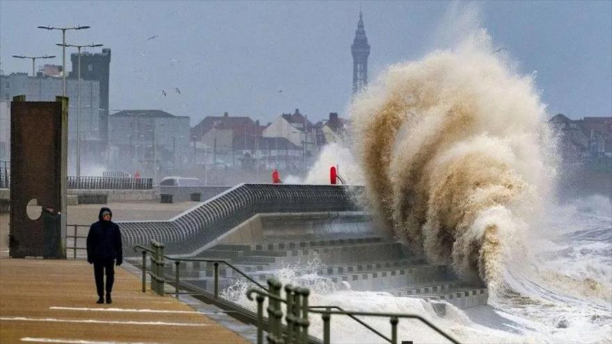 La tormenta Dudley golpea el paseo marítimo de Blackpool en Inglaterra, el Reino Unido, 16 de febrero de 2022. (Foto: PA Images)