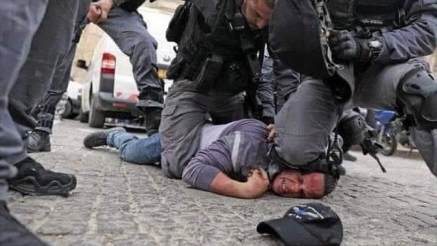 Fuerzas israelíes detienen a un palestino durante las protestas en los territorios ocupados.