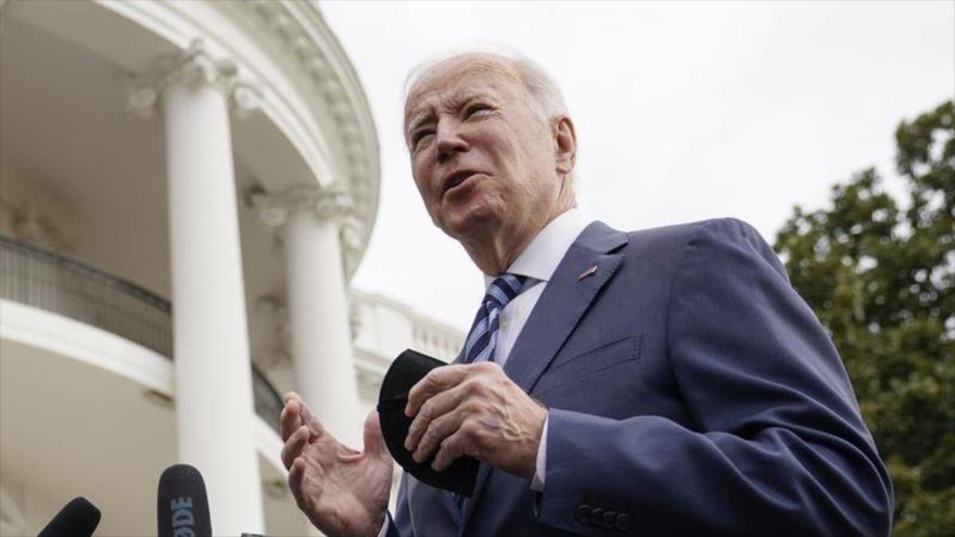El presidente de EE.UU., Joe Biden, habla con miembros de la prensa antes de abordar el Marine One en el jardín sur de la Casa Blanca, el 17 de febrero de 2022.
